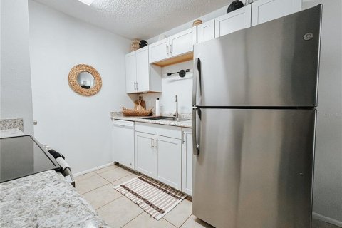 Condo in Daytona Beach, Florida, 2 bedrooms  № 2226134 - photo 4