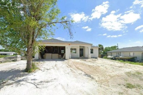 House in Port Charlotte, Florida 3 bedrooms, 151.43 sq.m. № 2340467