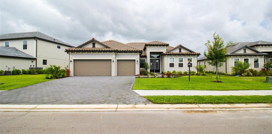 House in LORRAINE LAKES in Bradenton, Florida 3 bedrooms, 246.19 sq.m. № 217413