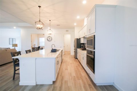 House in LORRAINE LAKES in Bradenton, Florida 3 bedrooms, 246.19 sq.m. № 217413 - photo 5