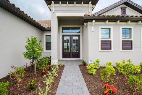 House in LORRAINE LAKES in Bradenton, Florida 3 bedrooms, 246.19 sq.m. № 217413 - photo 7