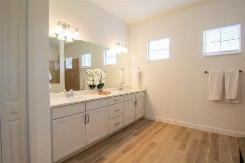 House in LORRAINE LAKES in Bradenton, Florida 3 bedrooms, 246.19 sq.m. № 217413 - photo 18
