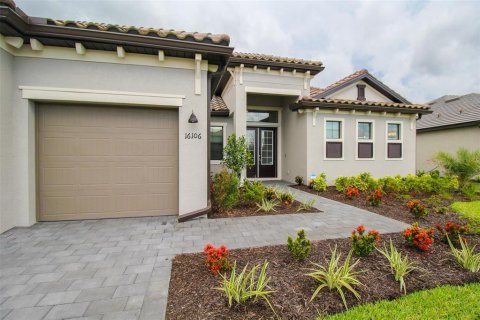 House in LORRAINE LAKES in Bradenton, Florida 3 bedrooms, 246.19 sq.m. № 217413 - photo 6