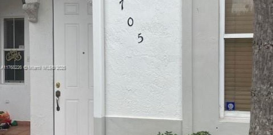 Condominio en Doral, Florida, 2 dormitorios № 1740147