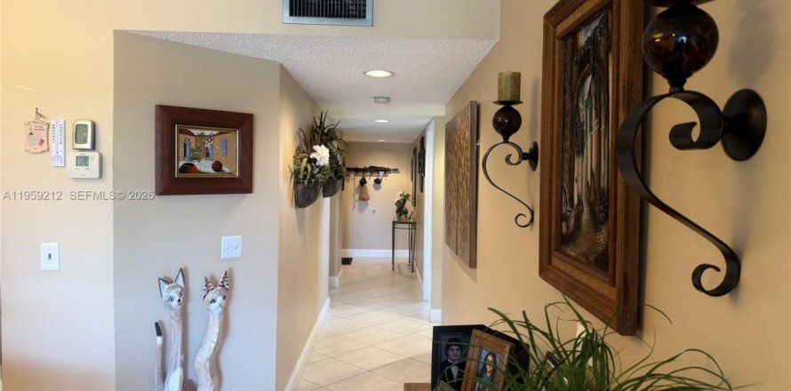 Кондоминиум с 2 спальнями в Пемброк-Пайнс, Флорида № 2023578