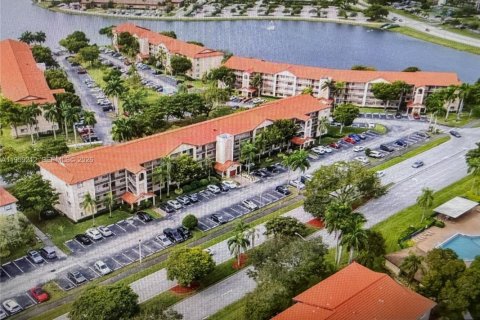 Купить кондоминиум в Пемброк-Пайнс, Флорида 2 спальни, 131.64м2, № 2023578 - фото 12