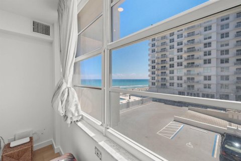 Condo in Highland Beach, Florida, 2 bedrooms  № 2382530 - photo 17