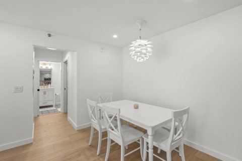 Condo in Highland Beach, Florida, 2 bedrooms  № 2382530 - photo 8