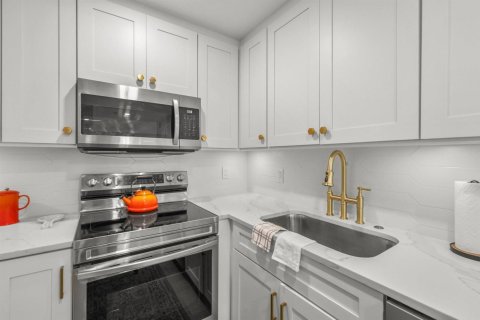 Condo in Highland Beach, Florida, 2 bedrooms  № 2382530 - photo 11