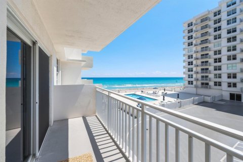 Condo in Highland Beach, Florida, 2 bedrooms  № 2382530 - photo 27