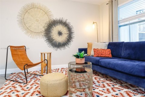 Casa en alquiler en Miami, Florida, 2 dormitorios, 92.9 m2 № 2060045 - foto 2