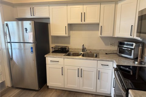 Condo in Hollywood, Florida, 2 bedrooms № 2246771 - photo 6