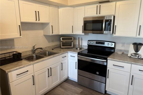 Condo in Hollywood, Florida, 2 bedrooms № 2246771 - photo 5