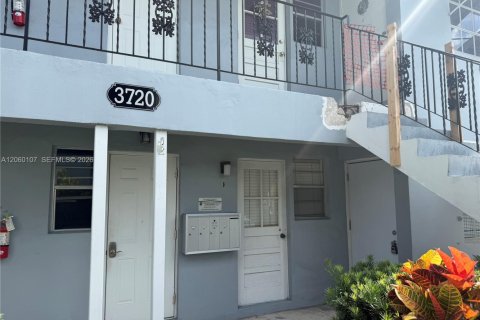Condo in Hollywood, Florida, 2 bedrooms № 2246771 - photo 2