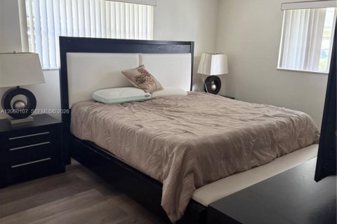 Condo in Hollywood, Florida, 2 bedrooms № 2246771 - photo 8