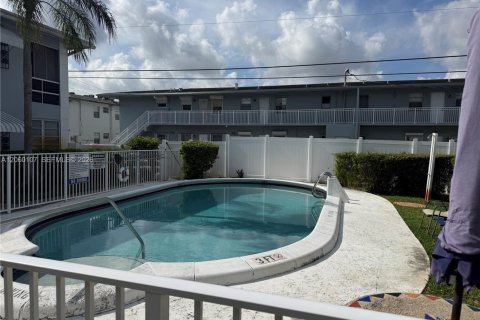 Condo in Hollywood, Florida, 2 bedrooms № 2246771 - photo 4