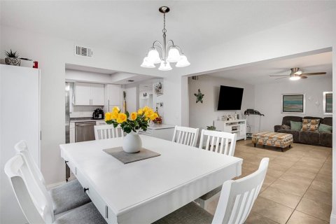 Casa en venta en Sarasota, Florida, 2 dormitorios, 111.02 m2 № 2384230 - foto 4
