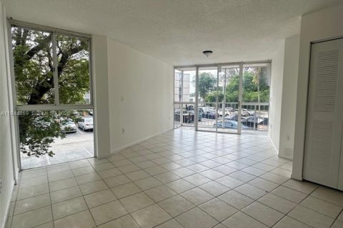 Condominio en venta en Hialeah, Florida, 2 dormitorios, 87.24 m2 № 2001048 - foto 9