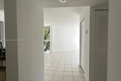 Condominio en venta en Hialeah, Florida, 2 dormitorios, 87.24 m2 № 2001048 - foto 10
