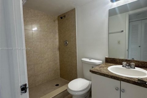 Condominio en venta en Hialeah, Florida, 2 dormitorios, 87.24 m2 № 2001048 - foto 7
