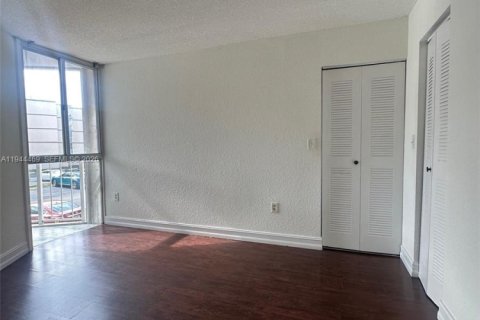 Condominio en venta en Hialeah, Florida, 2 dormitorios, 87.24 m2 № 2001048 - foto 6