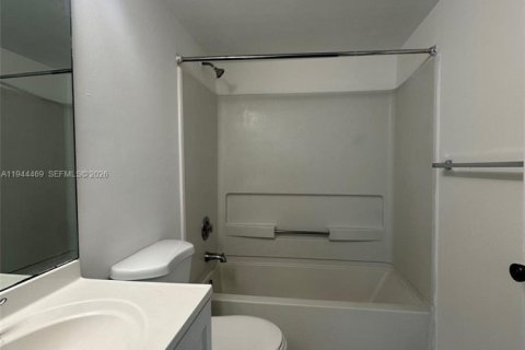 Condominio en venta en Hialeah, Florida, 2 dormitorios, 87.24 m2 № 2001048 - foto 5