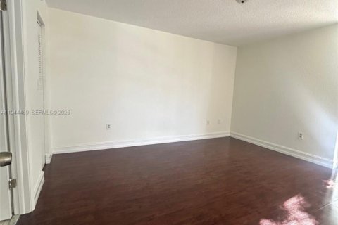 Condominio en venta en Hialeah, Florida, 2 dormitorios, 87.24 m2 № 2001048 - foto 3
