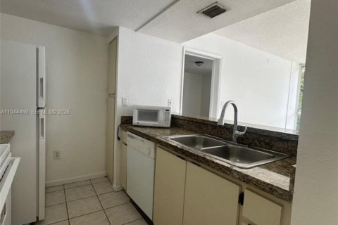 Condominio en venta en Hialeah, Florida, 2 dormitorios, 87.24 m2 № 2001048 - foto 2