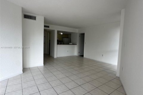Condominio en venta en Hialeah, Florida, 2 dormitorios, 87.24 m2 № 2001048 - foto 8
