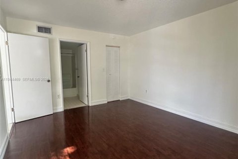 Condominio en venta en Hialeah, Florida, 2 dormitorios, 87.24 m2 № 2001048 - foto 4