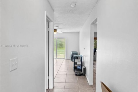 House in North Lauderdale, Florida 3 bedrooms, 149.76 sq.m. № 2058737 - photo 4