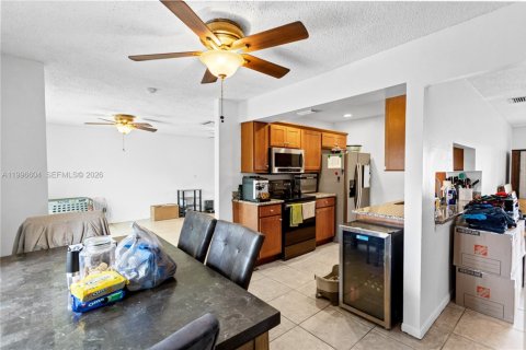 House in North Lauderdale, Florida 3 bedrooms, 149.76 sq.m. № 2058737 - photo 14