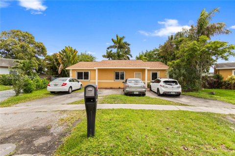 House in North Lauderdale, Florida 3 bedrooms, 149.76 sq.m. № 2058737