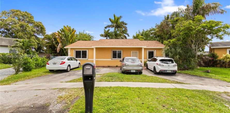 House in North Lauderdale, Florida 3 bedrooms, 149.76 sq.m. № 2058737