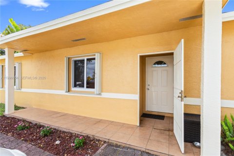 House in North Lauderdale, Florida 3 bedrooms, 149.76 sq.m. № 2058737 - photo 3