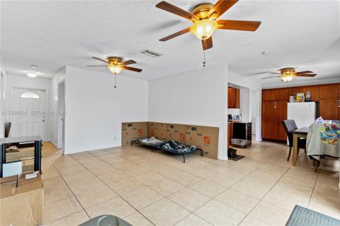 House in North Lauderdale, Florida 3 bedrooms, 149.76 sq.m. № 2058737 - photo 11