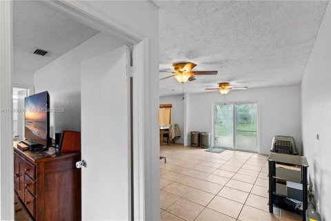 House in North Lauderdale, Florida 3 bedrooms, 149.76 sq.m. № 2058737 - photo 5