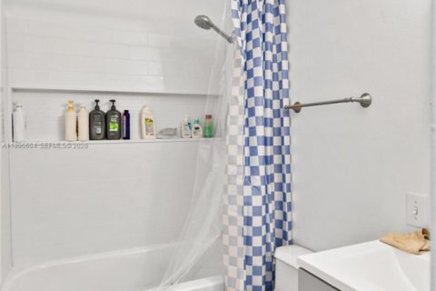 House in North Lauderdale, Florida 3 bedrooms, 149.76 sq.m. № 2058737 - photo 22