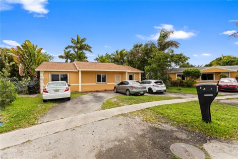 House in North Lauderdale, Florida 3 bedrooms, 149.76 sq.m. № 2058737 - photo 2