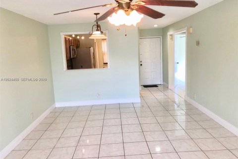 Condominio en alquiler en Lauderhill, Florida, 2 dormitorios, 94.2 m2 № 2077568 - foto 8