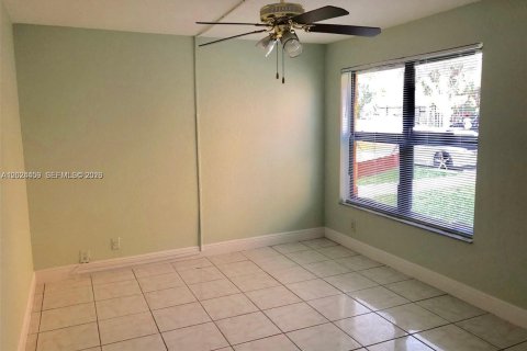Condominio en alquiler en Lauderhill, Florida, 2 dormitorios, 94.2 m2 № 2077568 - foto 12