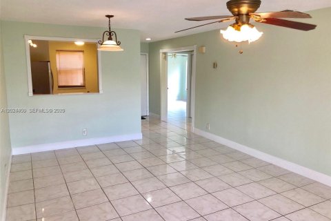 Condominio en alquiler en Lauderhill, Florida, 2 dormitorios, 94.2 m2 № 2077568 - foto 5