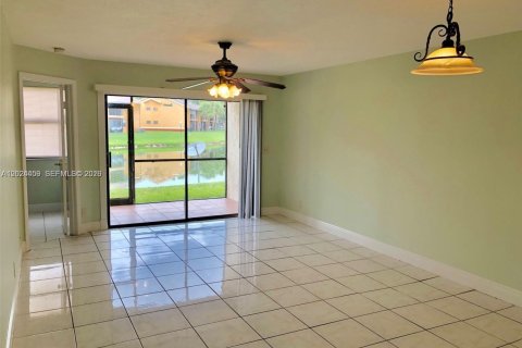 Condominio en alquiler en Lauderhill, Florida, 2 dormitorios, 94.2 m2 № 2077568 - foto 3