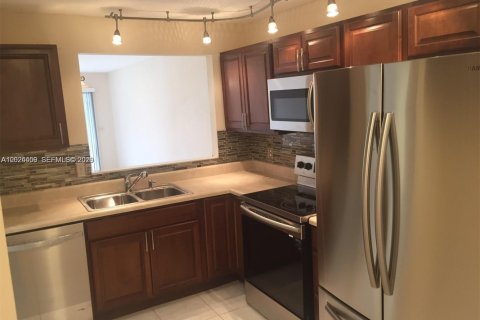 Condominio en Lauderhill, Florida, 2 dormitorios  № 2077568