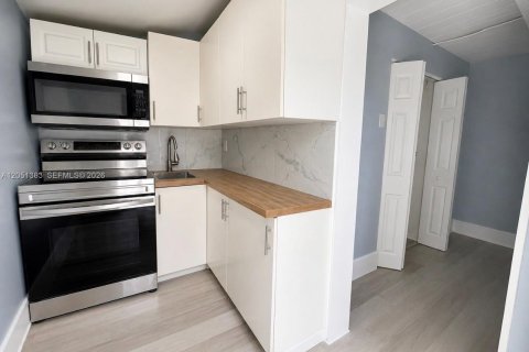 Villa ou maison à louer à Miami, Floride: 1 chambre, 42.18 m2 № 2173067 - photo 2