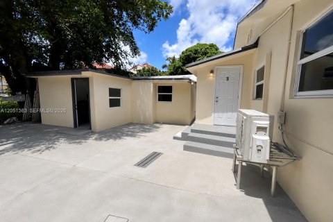 Villa ou maison à louer à Miami, Floride: 1 chambre, 42.18 m2 № 2173067 - photo 1