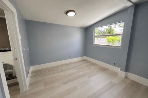 Villa ou maison à louer à Miami, Floride: 1 chambre, 42.18 m2 № 2173067 - photo 3