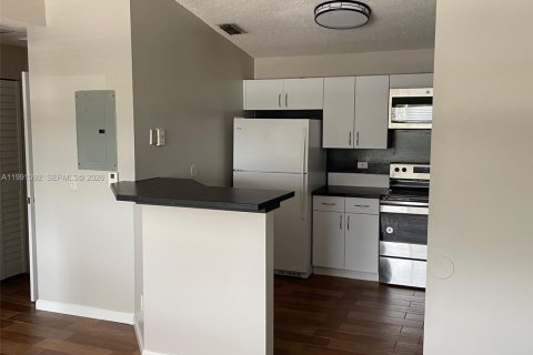 Снять в аренду кондоминиум в Холливуд, Флорида 1 спальня, 61.22м2, № 2057387 - фото 6