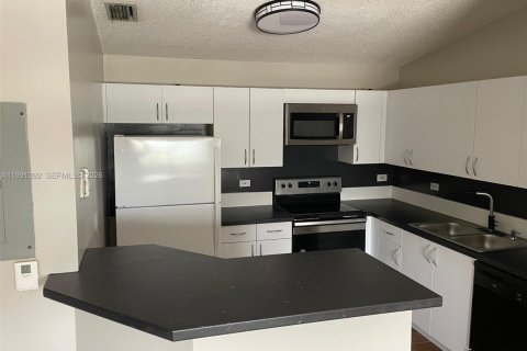 Кондоминиум с 1 спальней в Холливуд, Флорида № 2057387