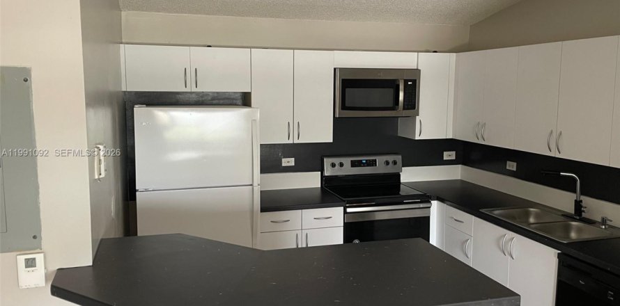 Кондоминиум с 1 спальней в Холливуд, Флорида № 2057387